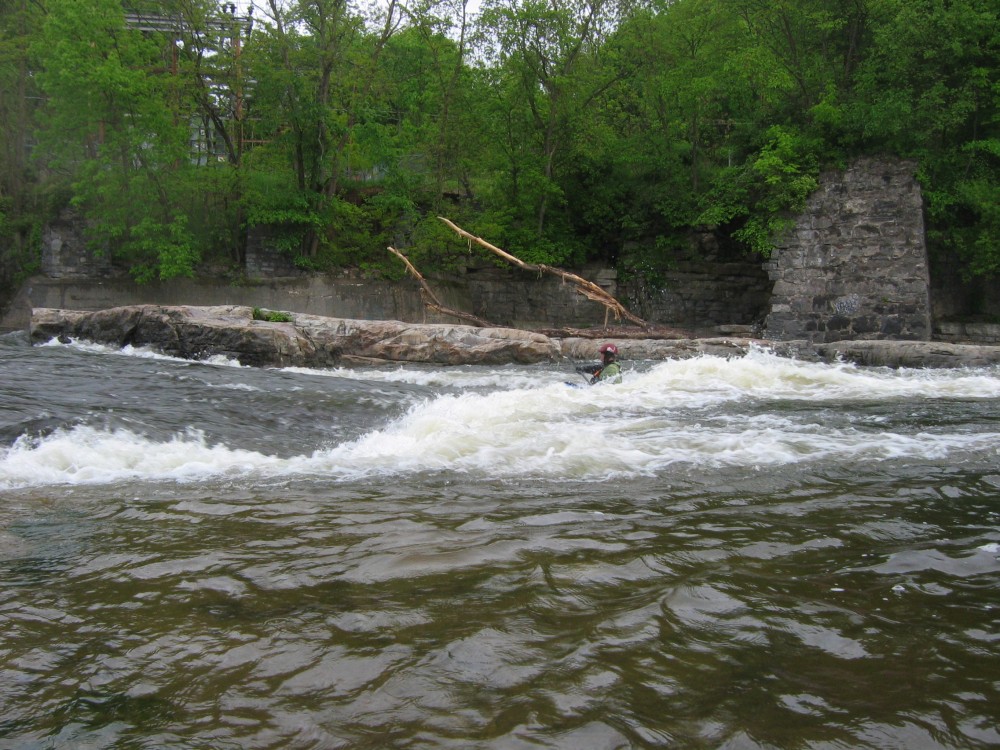 Scott surfing the Eye Ripper on the Rondout Creek